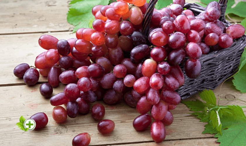 Red grapes in a post about red fruits 